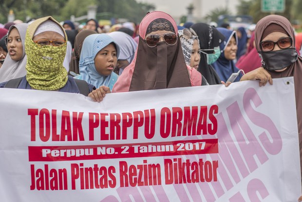 191112_ID_Civilservant-radicalism_1000.jpg