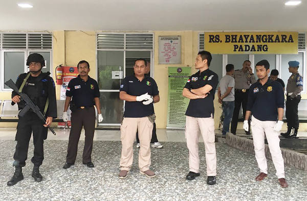 Indonesian police stand guard outside a hospital in Padang, West Sumatra, where authorities took the bodies of the two suspected militants, Nov. 12, 2017. [M. Sulthan Azzam/BenarNews]