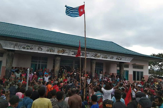 Protesters gather under the banned Papuan flag in Fakfak, in Indonesia’s West Papua province, Aug. 21, 2019. [AFP]