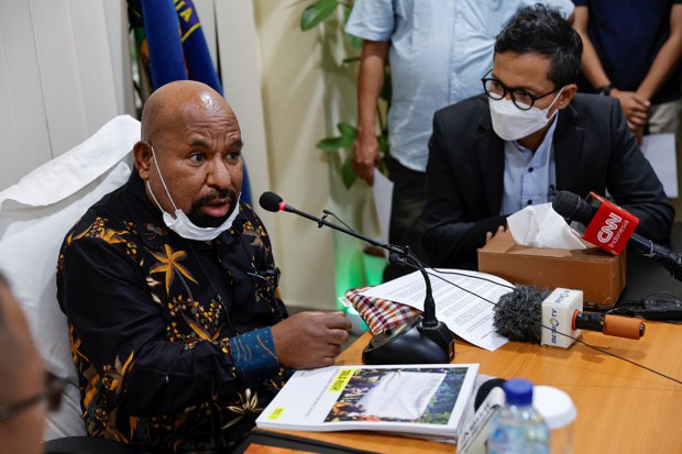 Indonesian govt threatens to deploy troops against supporters of beleaguered Papua governor Indonesian govt threatens to deploy troops against supporters of beleaguered Papua governor