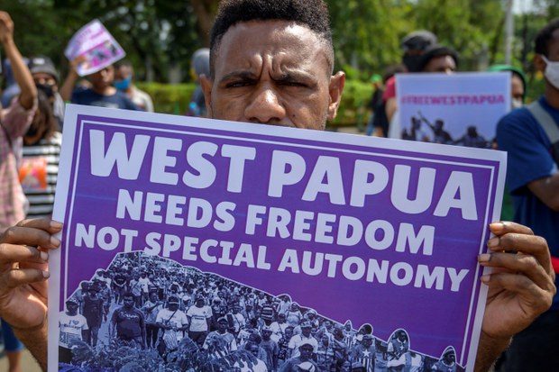 Indonesia to negotiate with Papua rebels for New Zealand pilot’s release Indonesia to negotiate with Papua rebels for New Zealand pilot’s release
