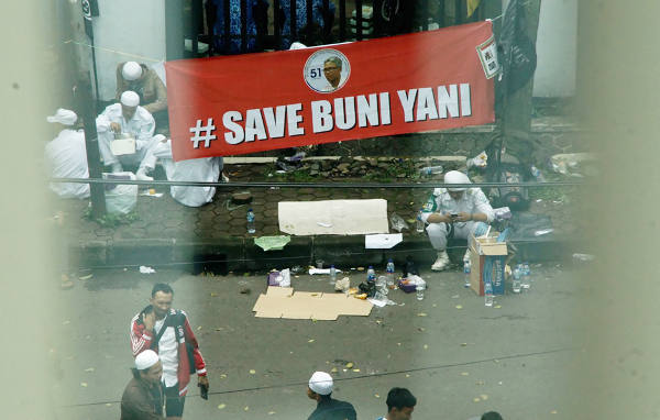 Buni Yani supporters wait outside the courthouse in Bandung, West Java, Nov. 14, 2017. [Arie Firdaus/BenarNews]