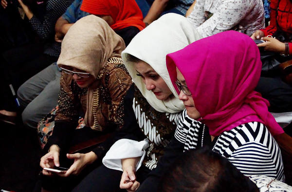 Setya Novanto’s wife, Deisti Astriani Tagor, (center) attends his trial at the Jakarta Corruption Court, Dec. 13, 2017. [Arie Firdaus/BenarNews]