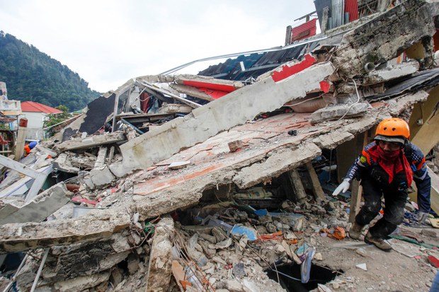 Death toll from Indonesia quake soars past 250; scores more still missing Death toll from Indonesia quake soars past 250; scores more still missing