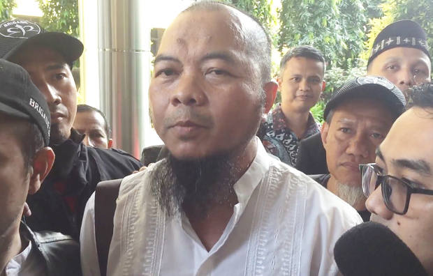 Dedi Suhardadi, who represents Muslim group Persaudaraan Alumni 212, talks to reporters after filing a criminal complaint in Jakarta, April 4, 2018. [Rina Chadijah/BenarNews]