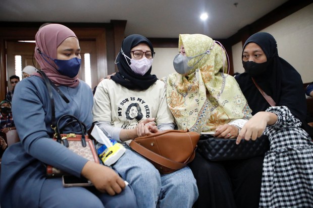 Indonesian police: 4 suspects allegedly repackaged ingredients in cough syrup deaths Indonesian police: 4 suspects allegedly repackaged ingredients in cough syrup deaths