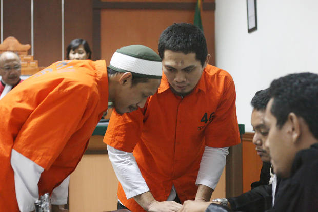 Alleged terrorists Syamsul Arifin (left) and Agus Satrio Widodo talk to their attorneys during trial in the West Jakarta District Court, Nov. 15 2018. [Lutfi A.B/BenarNews]
