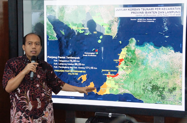 Sutopo Purwo Nugroho, spokesman of Indonesia’s National Disaster Management Agency, answers questions from reporters in Jakarta, Dec. 26, 2018. [Arie Firdaus/BenarNews]