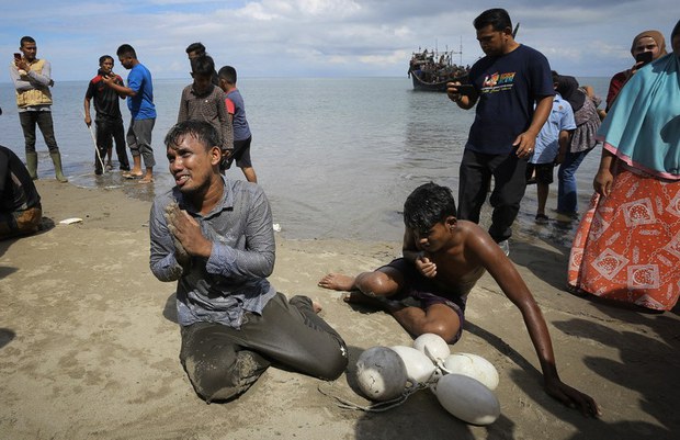 Villagers in Indonesia’s Aceh province turn away boat carrying 200-plus Rohingya Villagers in Indonesia’s Aceh province turn away boat carrying 200-plus Rohingya