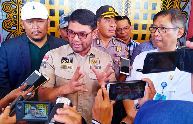 Rep. Nasir Djamil, (center) and the head of the justice department in Aceh Agus Toyib (right), discuss the prison breakout, Nov. 30, 2018. (Nurdin Hasan/BenarNews)