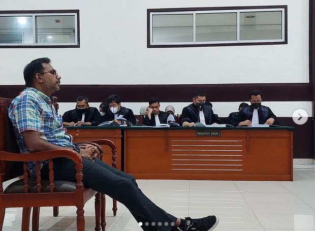 Indonesia tones down internet law that critics say curbs free speech Indonesia tones down internet law that critics say curbs free speech