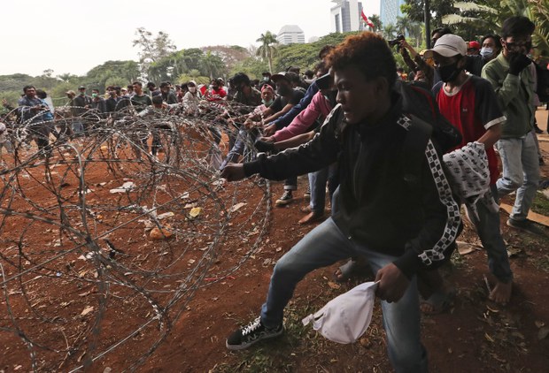 Indonesian lawmakers ratify govt regulation on jobs Indonesian lawmakers ratify govt regulation on jobs