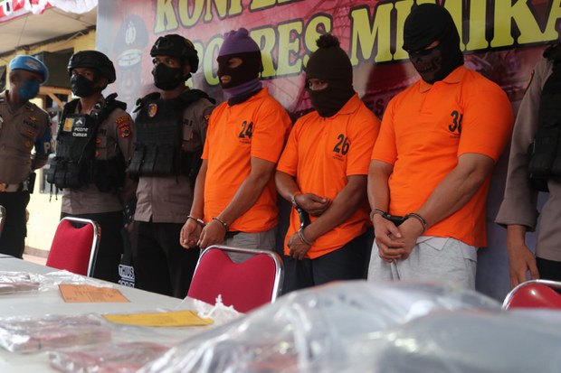 Jokowi orders military to help investigate soldiers suspected of killing 4 Papuans Jokowi orders military to help investigate soldiers suspected of killing 4 Papuans