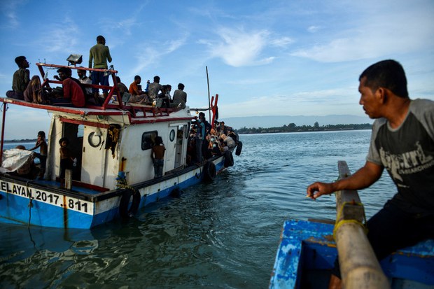 Indonesian Fishermen Seek Leniency for 3 Jailed over Assisting Stranded Rohingya Indonesian Fishermen Seek Leniency for 3 Jailed over Assisting Stranded Rohingya