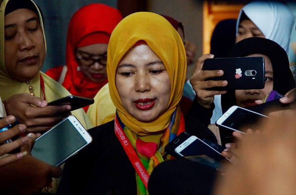 AILA member Euis Sunarti speaks with reporters after the Constitutional Court ruled against her group’s petition, Dec. 14, 2017. [Arie Firdaus/BenarNews]