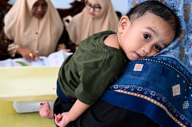 Video of mother feeding baby coffee mix piques Indonesian president on malnutrition Video of mother feeding baby coffee mix piques Indonesian president on malnutrition