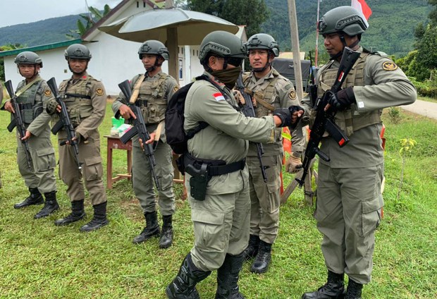 Indonesian Police Hunt for Pro-IS Militant Suspects after Killing 2 in Raid Indonesian Police Hunt for Pro-IS Militant Suspects after Killing 2 in Raid