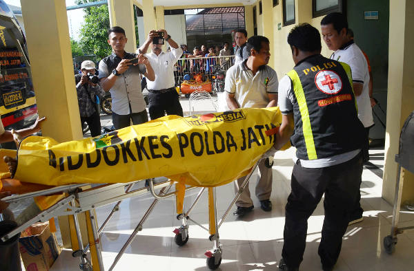 Officers transport the body of an alleged terrorist to the Police Bhayangkara Hospital in Surabaya, May 14, 2018. (Yovinus Guntur/BenarNews)