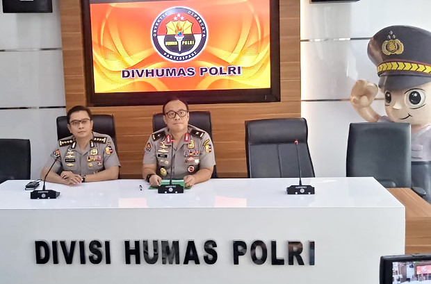 National police spokesman Dedi Prasetyo (right) speaks to reporters in Jakarta, May 6, 2019. [Rina Chadijah/BenarNews]