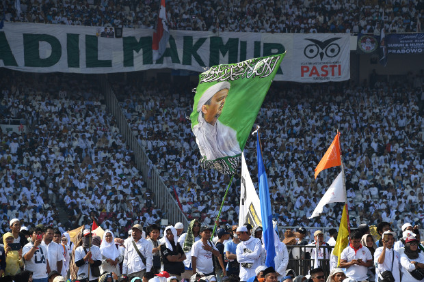 A banner depicting Islamic Defenders Front leader Muhammad Rizieq Shihab is displayed at a rally for presidential candidate Prabowo Subianto in Jakarta, April 7, 2019. [AFP]