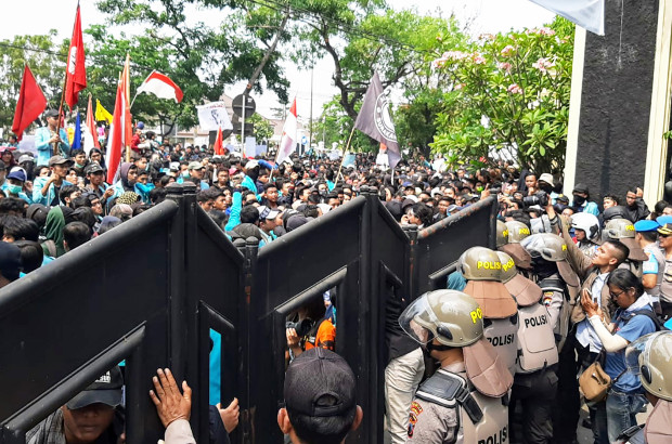 Protesters try to enter the Surakarta Regional House of Representatives in Solo, Central Java, Indonesia, Sept. 24, 2019. (Kusumasari Ayuningtyas/BenarNews)
