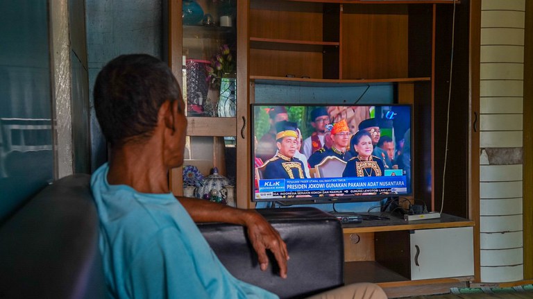 240817_Resident_watchingTV.JPG 240817_Resident_watchingTV.JPG
