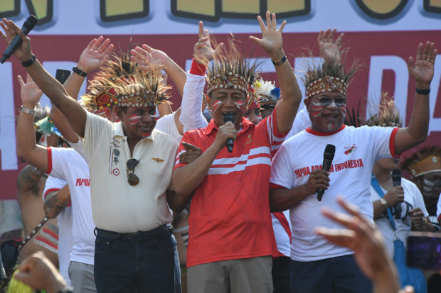 Indonesian security minister Wiranto (center) sings during a cultural event in Jakarta promoting peace in the Papua region, Sept. 1, 2019. (AFP)
