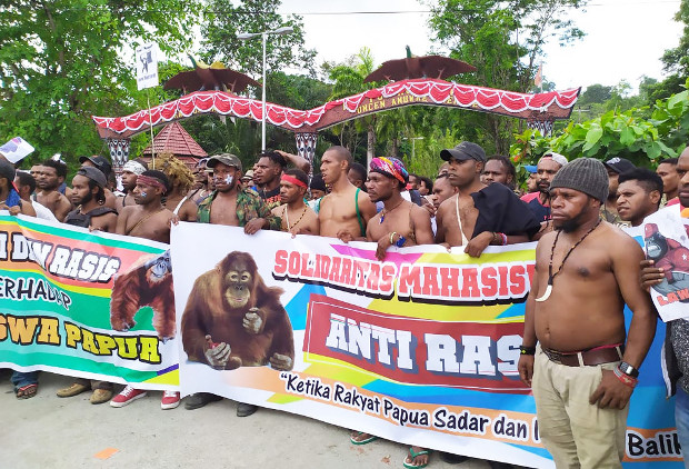 Students and their supporters hold a rally outside a university campus in Jayapura, in Indonesia’s Papua province, Aug. 19, 2019. [Yuliana Lantipo/BenarNews]