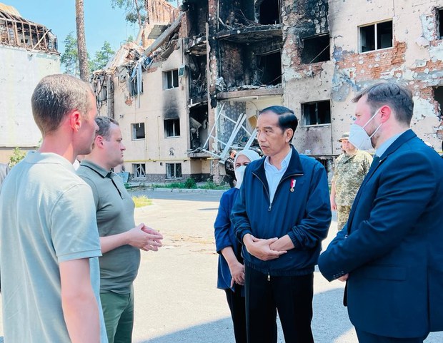 Jokowi visits bombed-out Ukraine city, calls for war to end Jokowi visits bombed-out Ukraine city, calls for war to end