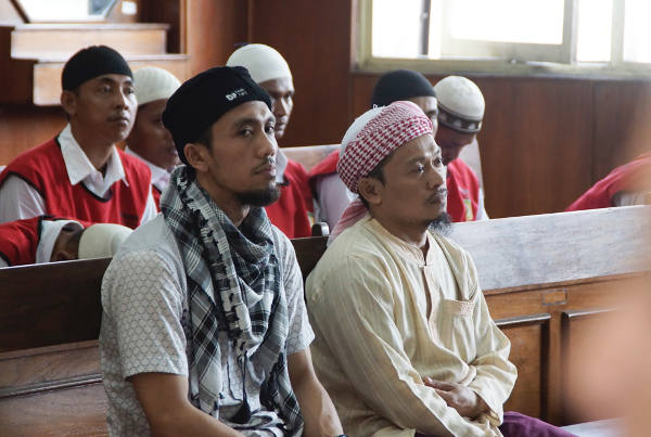 Defendants Wachihdun Triyono (left), and Muslih Afifi Afandi listen to verdicts at the North Jakarta Court, April 9, 2018. (Arie Firdaus/BenarNews)