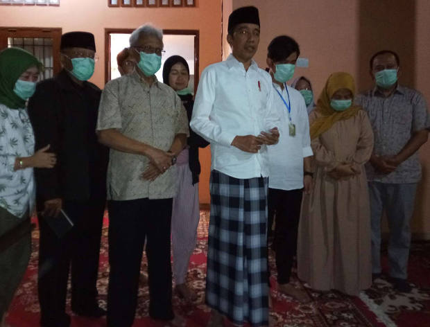 Indonesian President Joko Widodo gives remarks about the death of his mother, Sudjiatmi Notomihardjo, in Solo, Central Java, March 25, 2020. [Kusumasari Ayuningtyas/BenarNews] 