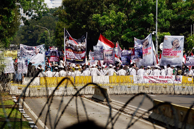 Supporters of defeated Indonesian presidential candidate Prabowo Subianto shout out slogans while demonstrating near the Constitutional Court in Jakarta, as a nine-member bench was delivering its verdict on a petition of voter fraud filed by Prabowo’s legal team, June 27, 2019. [Arie Firdaus/BenarNews]  