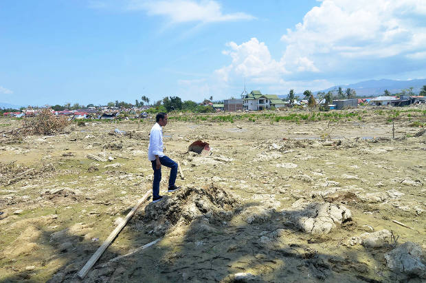 Indonesian President Joko “Jokowi” Widodo stands in the location where a housing complex once stood in the Petobo neighborhood of Palu town in Central Sulawesi province, Oct. 3, 2018. [Yayank Stiv/BenarNews]  