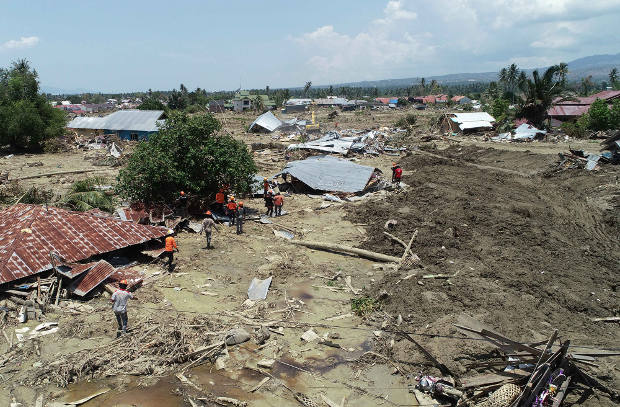 Rescuers search for bodies at the Petobo neighborhood in Palu, Central Sulawesi, Oct. 3, 2018. [Yayank Stiv/BenarNews]