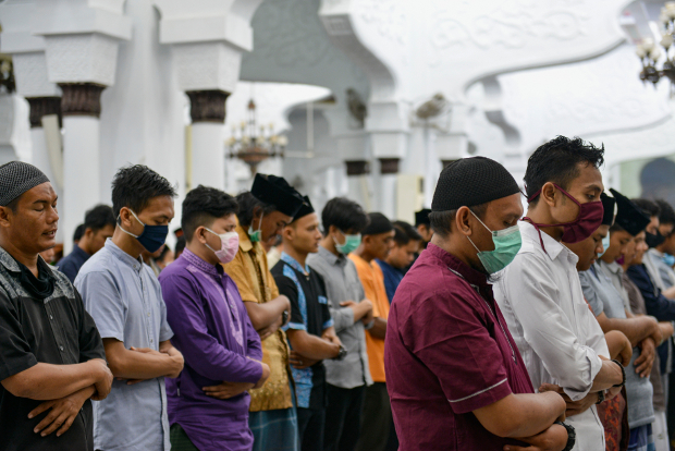 Muslim devotees offer prayers marking the start of Ramadan at the Baiturrahman Grand Mosque in Banda Aceh, Indonesia, April 23, 2020. [AFP]