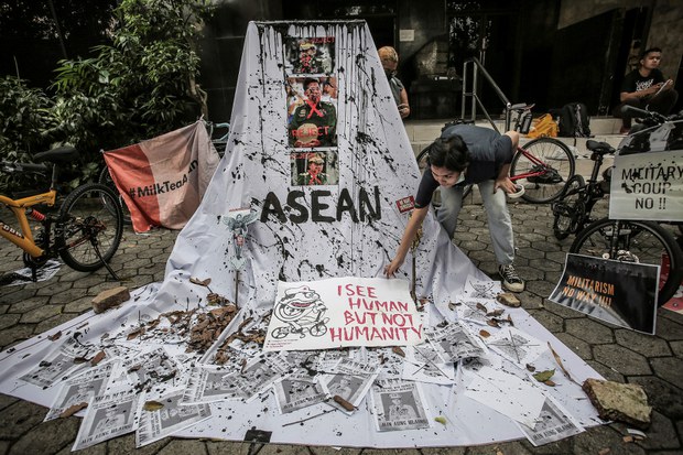 Rights watchdog group wants Indonesia, ASEAN to push Myanmar to end violence Rights watchdog group wants Indonesia, ASEAN to push Myanmar to end violence
