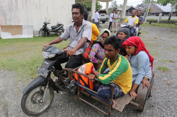 Rescuers search for Rohingya after their boat capsized off Indonesia’s Aceh region Rescuers search for Rohingya after their boat capsized off Indonesia’s Aceh region