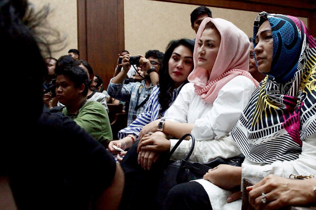 Setya Novanto’s wife, Deisti Astriani Tagor (second from right), attends her husband’s court hearing in Jakarta, March 29, 2018. (Arie Firdaus/BenarNews)
