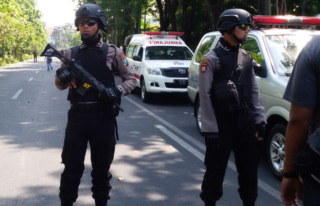 Police officers stand guard near Indonesian Christians Church in Surabaya, May 13, 2018. (Yovinus Guntur/BenarNews)