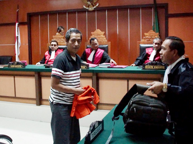 Defendant Heru Kurnia faces a terrorism trial in a West Jakarta courtroom, March 13, 2018. [Arie Firdaus/BenarNews]