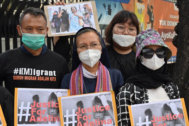 Indonesian leader orders crackdown on human traffickers after migrant deaths Indonesian leader orders crackdown on human traffickers after migrant deaths