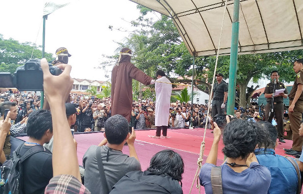 A man is caned in Banda Aceh, Indonesia for committing a homosexual act, May 23, 2017. (Nurdin Hasan/BenarNews)