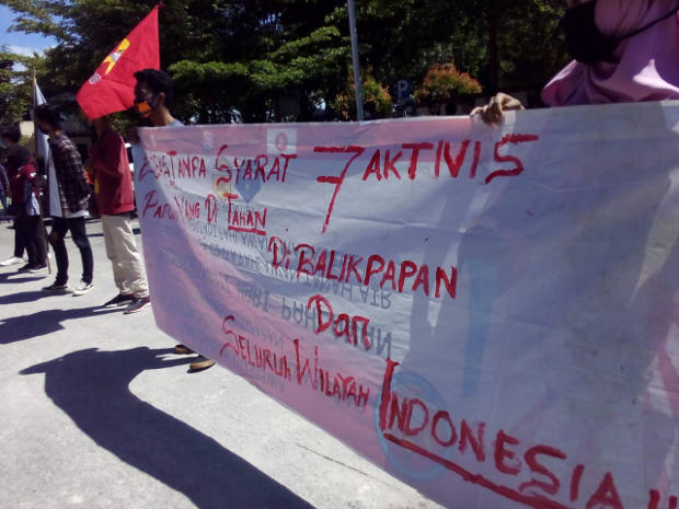 Indonesian activists protest outside the courthouse in Balikpapan, East Kalimantan, where seven pro-independence activists from Papua were convicted and sentenced on treason charges, June 17, 2020. [Gunawan/BenarNews]