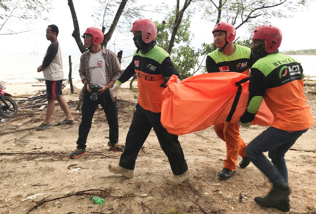 Volunteers evacuate a tsunami victim from Tanjung Lesung beach in Banten Province, on the western tip of Java, Dec. 23, 2018. [Keisyah Aprilia/BenarNews]