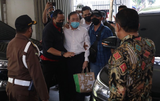 Palm oil tycoon surrenders to Indonesian police over huge corruption case Palm oil tycoon surrenders to Indonesian police over huge corruption case