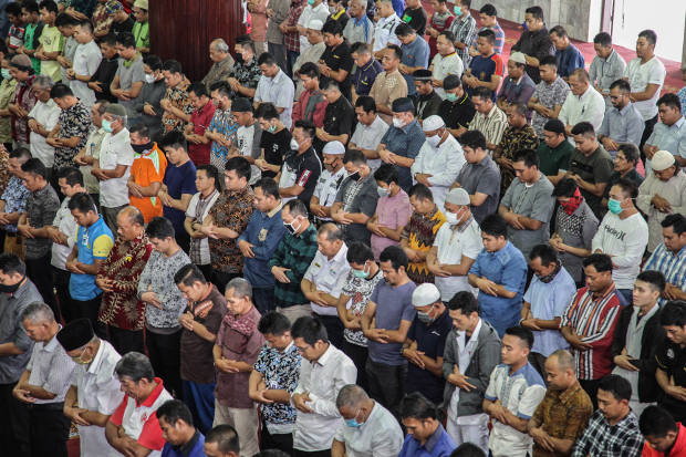 Indonesian Muslims attend congregational Friday prayers in Medan, North Sumatra, April 3, 2020. (AFP)