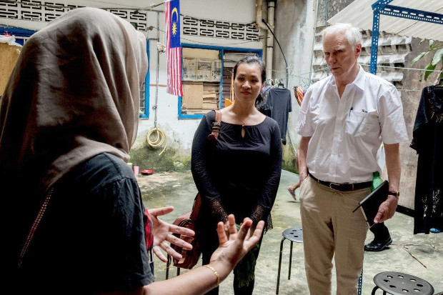 U.N. Special Rapporteur Philip Alston (right) speaks to low-income families in Kuala Lumpur during his 11-day visit, Aug. 23, 2019. [Bassam Khawaja/U.N.]