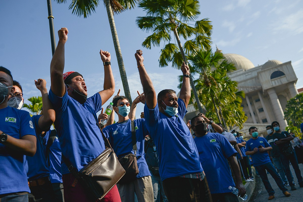 Supporters of former Malaysian Prime Minister Najib Razak chant slogans near the Kuala Lumpur High Court as they gather for the verdict in his corruption trial linked to state fund 1MDB, July 28, 2020. [S. Mahfuz/BenarNews]