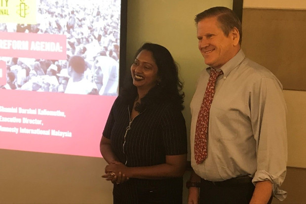 Shamini Darshni Kaliemuthu (left), executive director of Amnesty International Malaysia, appears with Phil Robertson, deputy Asia director for Human Rights Watch, at a press conference in Petaling Jaya, Malaysia, May 8, 2019. [Radzi Razak/BenarNews]