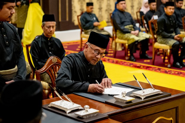 At long last, Anwar Ibrahim fulfills prime ministerial ambition At long last, Anwar Ibrahim fulfills prime ministerial ambition
